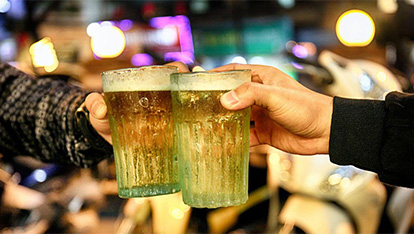 Boire de la bière comme un local - la culture de bia hoi des Vietnamiens