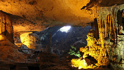 La grotte Surprise, la plus grande grotte de la Baie dHalong