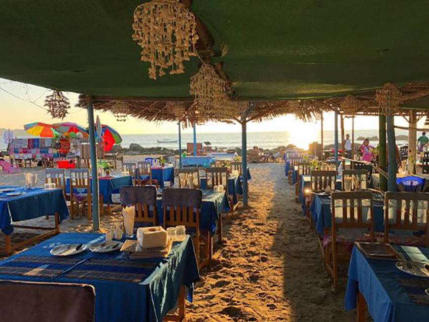 Le restaurant Seagull a des chaises et des tables donnant sur la mer, vous pouvez dîner en regardant le coucher du soleil ici.