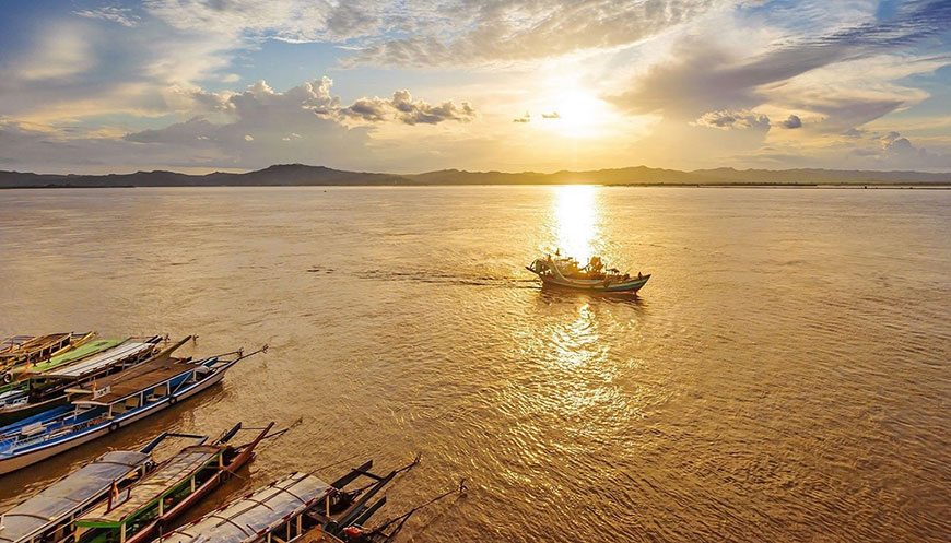 Belle croisière pour admirer le coucher du soleil sur la rivière Irrawaddy