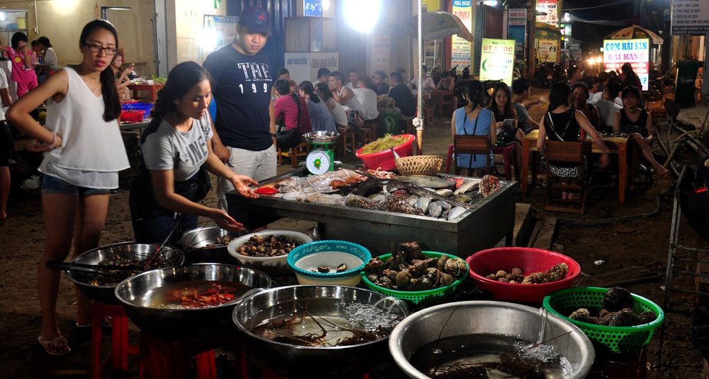 Le marché nocturne de Ly Son avec des types de fruits de mer frais et délicieux