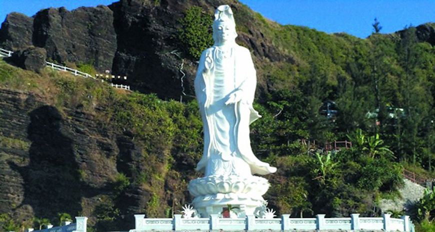 La statue d''Avalokitesvara avant la pagode Duc