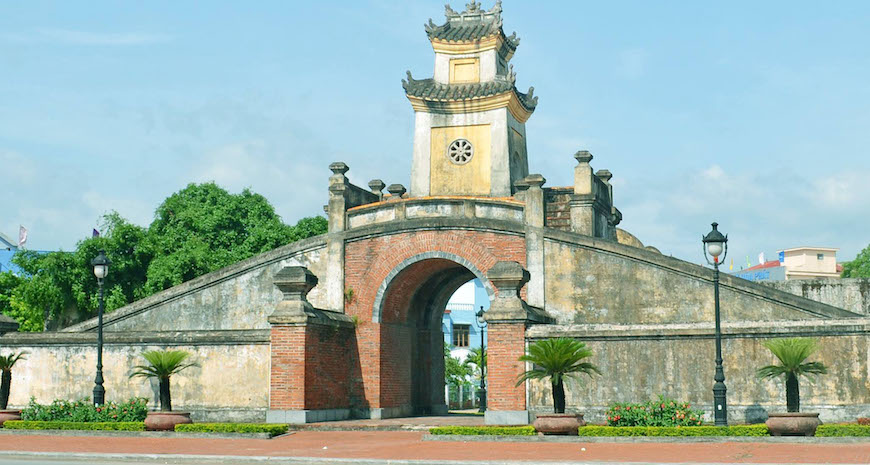 Quang Binh Quan – l’une de trois portes principales du système de remparts Luy Thay