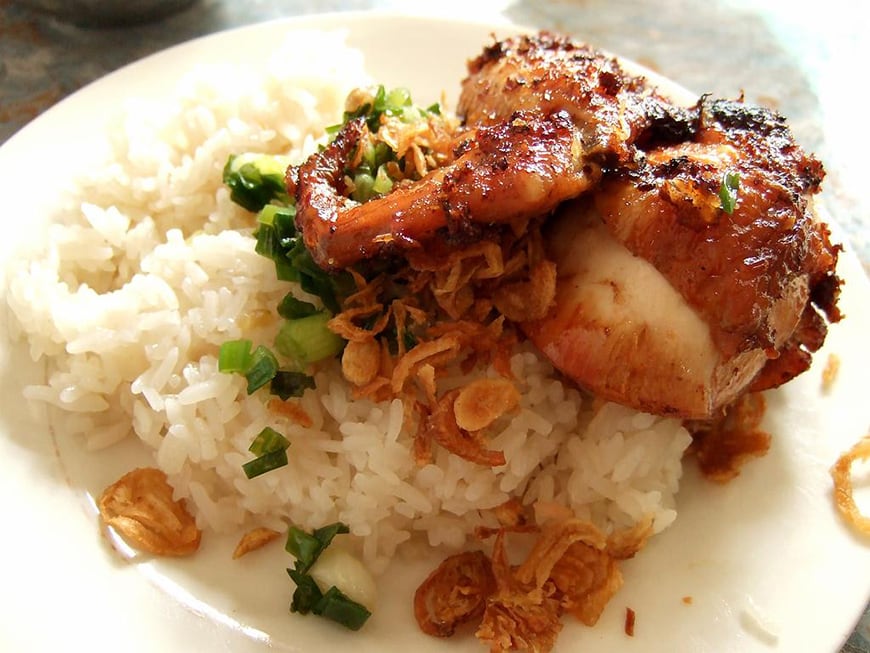 Poulet rôti avec riz gluant frit Spécialités à Binh Duong