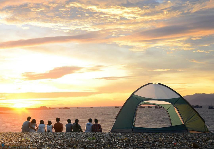 Le camping pour regarder le coucher du soleil sur la plage