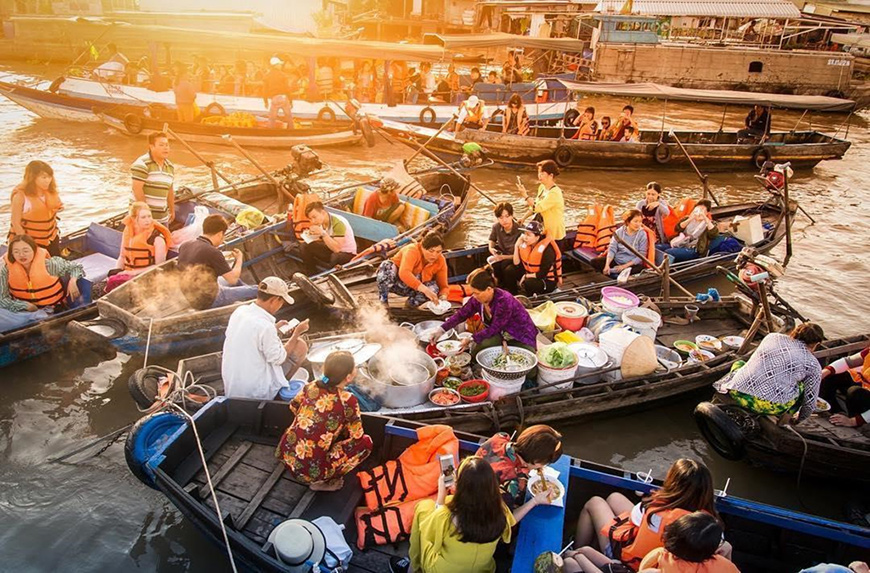 Petit déjeuner sur le bateau au marché flottant de Cai Rang
