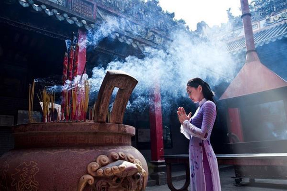 Aller aux temples et aux pagodes est une coutume traditionnelle indispensable au Tet de tous les vietnamiens