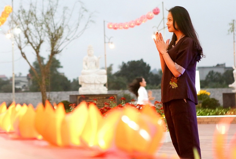 La fête des lanternes est une occasion de visite des pagodes, des temples des vietnamiens