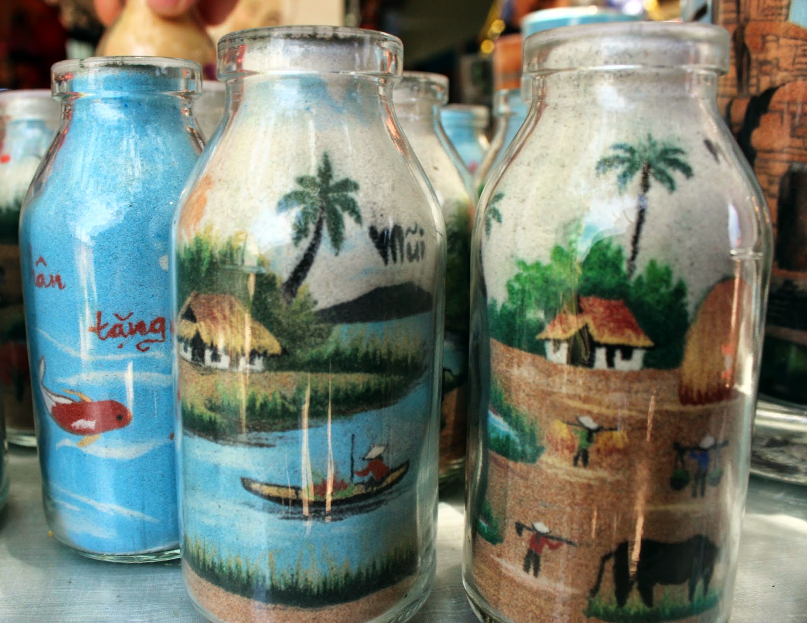 Les peintures en sable faites dans des bouteilles en verre sont souvent choisies par les touristes pour offrir des cadeaux à des parents et amis.