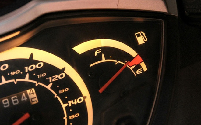 Remplissez votre réservoir d''essence avant de voyager et suivez l''aiguille d''essence pour éviter une pénurie de carburant au milieu de la route.