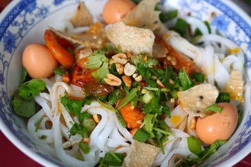 Délicieuses nouilles Quang en venant à Hoi An