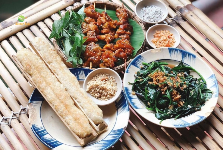 Déguster le cơm lam, spécialité typique de Ha Giang