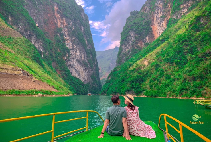 Balade en bateau sur la rivière Nho Que entre les falaises du canyon Tu San
