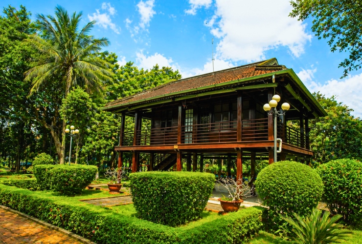 Flânerie près de la maison sur pilotis de Ho Chi Minh à Hanoi