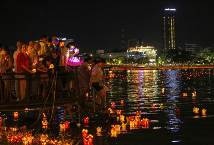 Lumières flottantes sur la rivière des Parfums
