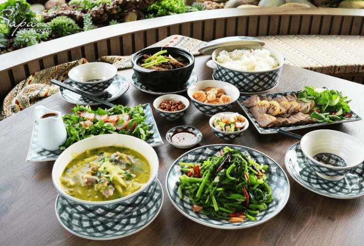Déjeuner traditionnel à Sapa – Spécialités locales du Nord Vietnam