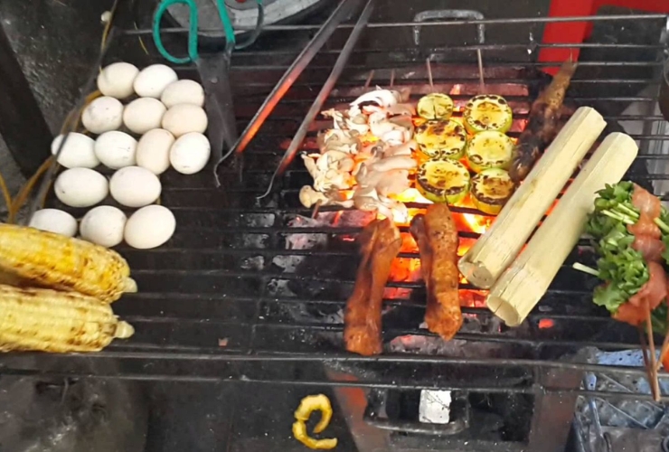 Déjeuner savoureux dans un petit restaurant local sur la route