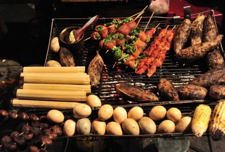 Ambiance animée et street food typique au marché de nuit de Sapa