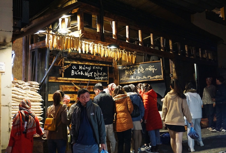 Marché de nuit à Sapa – spécialités locales et atmosphère vivante