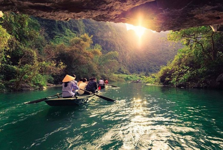 Excursion en bateau à Trang An – Un joyau naturel du Vietnam
