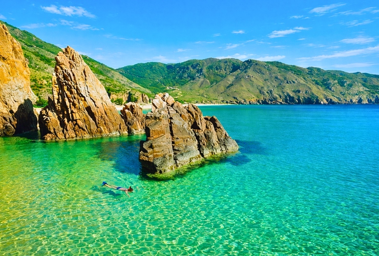 Baignade dans les eaux turquoise cristallines de Ky Co, Vietnam