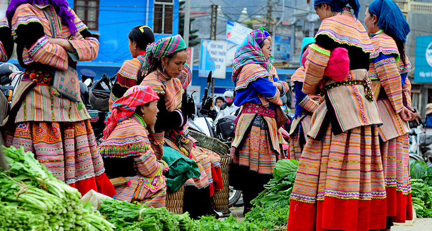 Groupes ethniques traditionnels au marché de Lung Phin