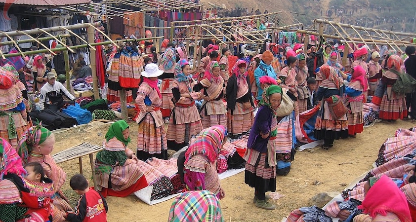 De nombreux groupes minoritaires ethniques se réunissent le jour du marché de Muong Khuong