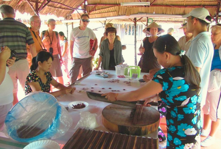 Fabrication du bonbon de coco à Chau Thanh au cœur de l’artisanat de Ben Tre