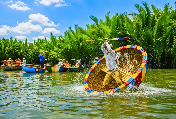 Spectacle folklorique en bateau-panier à Cam Thanh