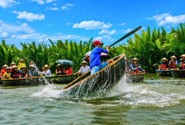 Spectacle de danse en bateau-panier dans la forêt de cocotiers Bay Mau