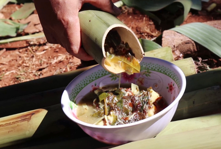 Goûter au canh thụt, une expérience culinaire originale