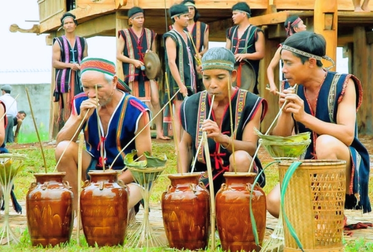 Déguster le rượu cần ensemble, l’une des meilleures spécialités des Ede