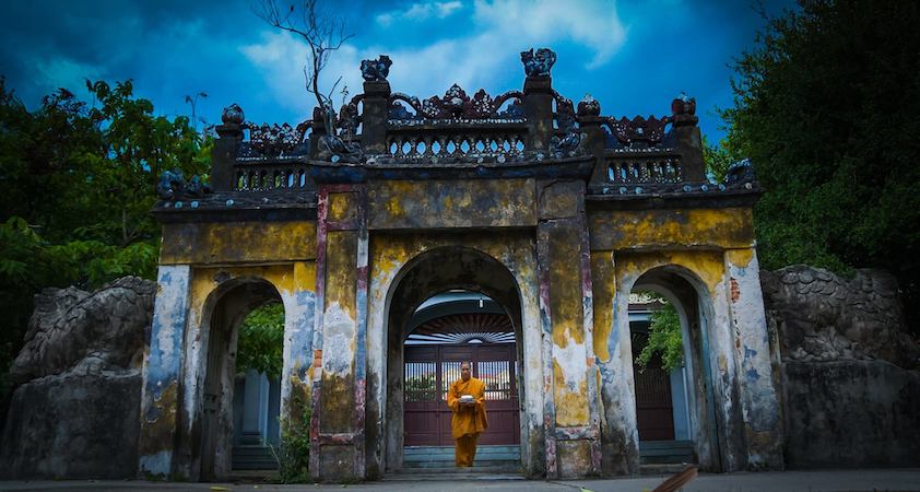 Un bonze devant l''une des entrées de la pagode Chuc Thanh 