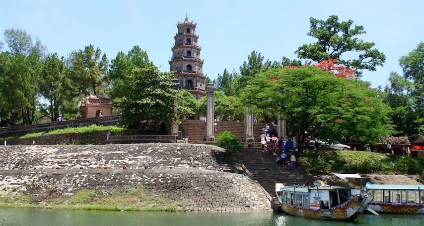 La rivière des Parfums avec la tour de la pagode de Thien Mu