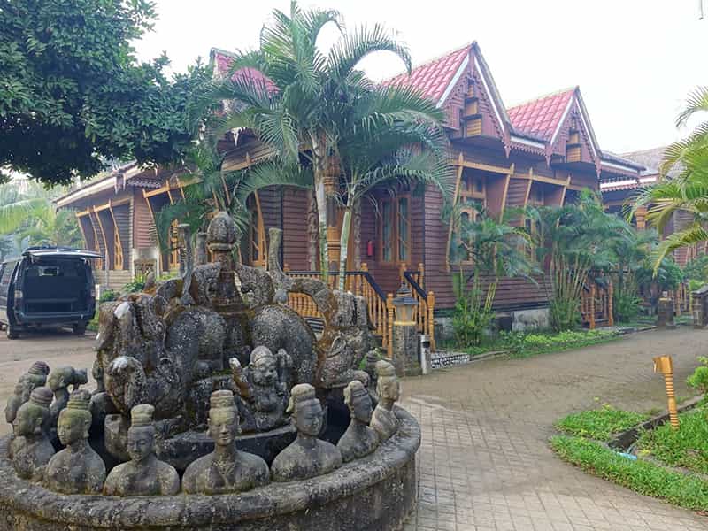 Shwe Thazin a un campus aérer avec des statues uniques.