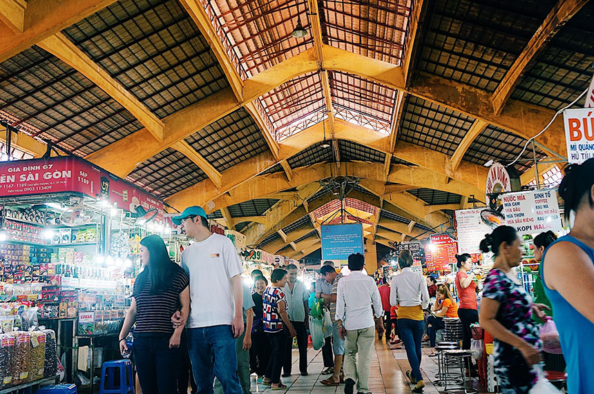 À l’intérieur du marché fameux de Ben Thanh