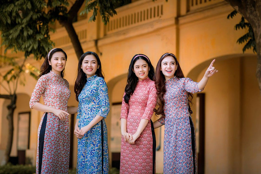 Groupe de jeunes femmes en Ao Dai 