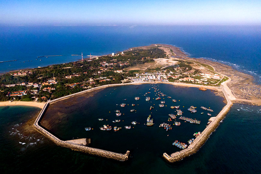 Vue panoramique de l''île de Bach Long Vi d''en hau