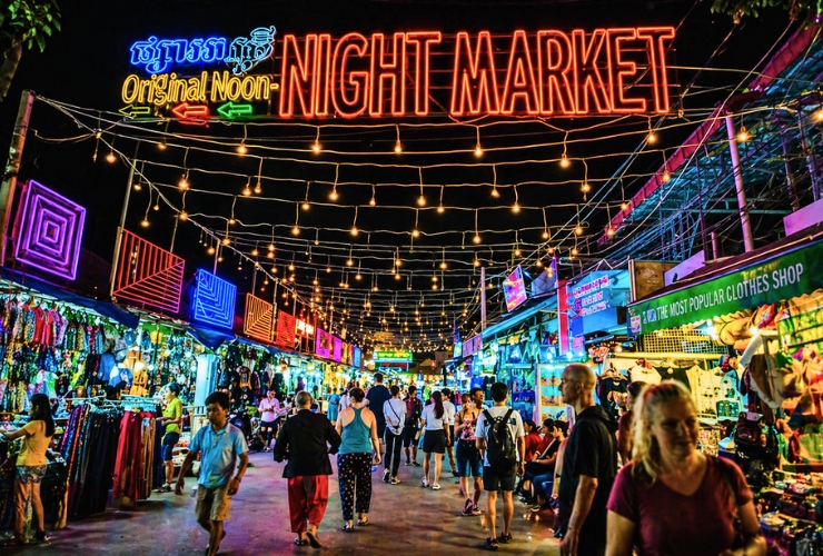 Découvrir l’ambiance nocturne du marché, une des meilleures activités à faire à Siem Reap