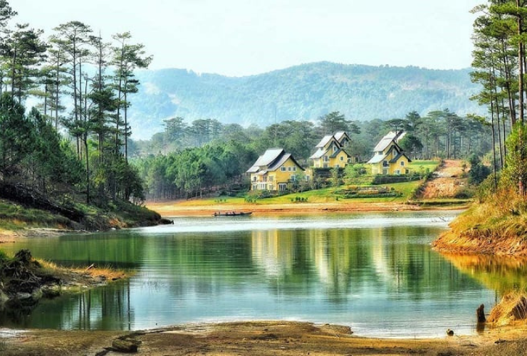 Le paysage pittoresque du lac Tuyen Lam à Dalat, digne d’une peinture