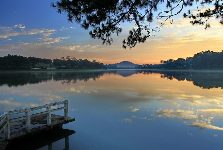 Commencez votre visite d’une journée à Dalat par une promenade autour du lac Xuan Huong