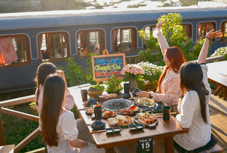 Dégustez un barbecue tout en regardant le train passer uniquement au restaurant BBQ Chuyen Tau Hoang Hon