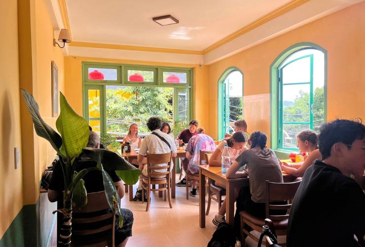L’espace spacieux du restaurant Da Lat Pho