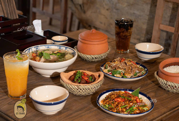 Du riz servi dans une marmite, accompagné de plats vietnamiens familiaux au restaurant Doi Dua