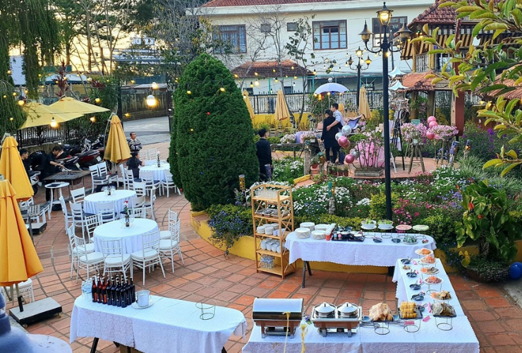Le vaste espace extérieur du restaurant Memory Da Lat