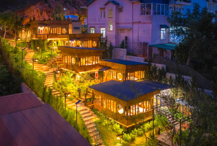 Les petites maisons en bois du homestay Chiburo, nichées dans un jardin
