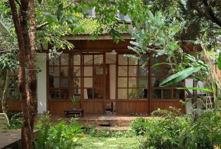 Un coin du jardin du homestay Én Nè
