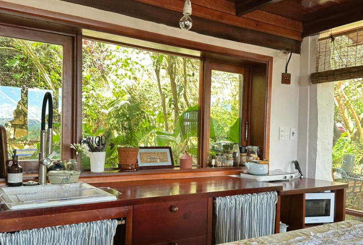 Une petite cuisine adorable avec une vue ultra chill au homestay Jang&Min Homestay