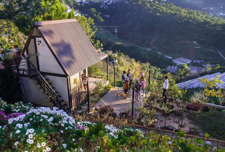 Le homestay Lengkeng Dalat vous offre une sensation de détente au cœur d’un jardin féerique
