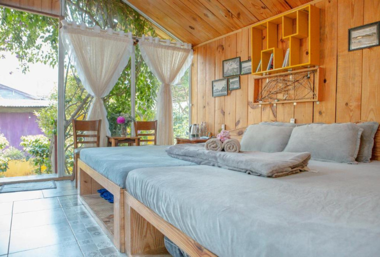 Une chambre spacieuse et lumineuse avec un balcon ensoleillé au September Garden Homestay